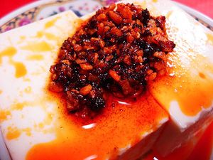 『桃屋の辛そうで辛くない少し辛いラー油』を掛けた冷や奴